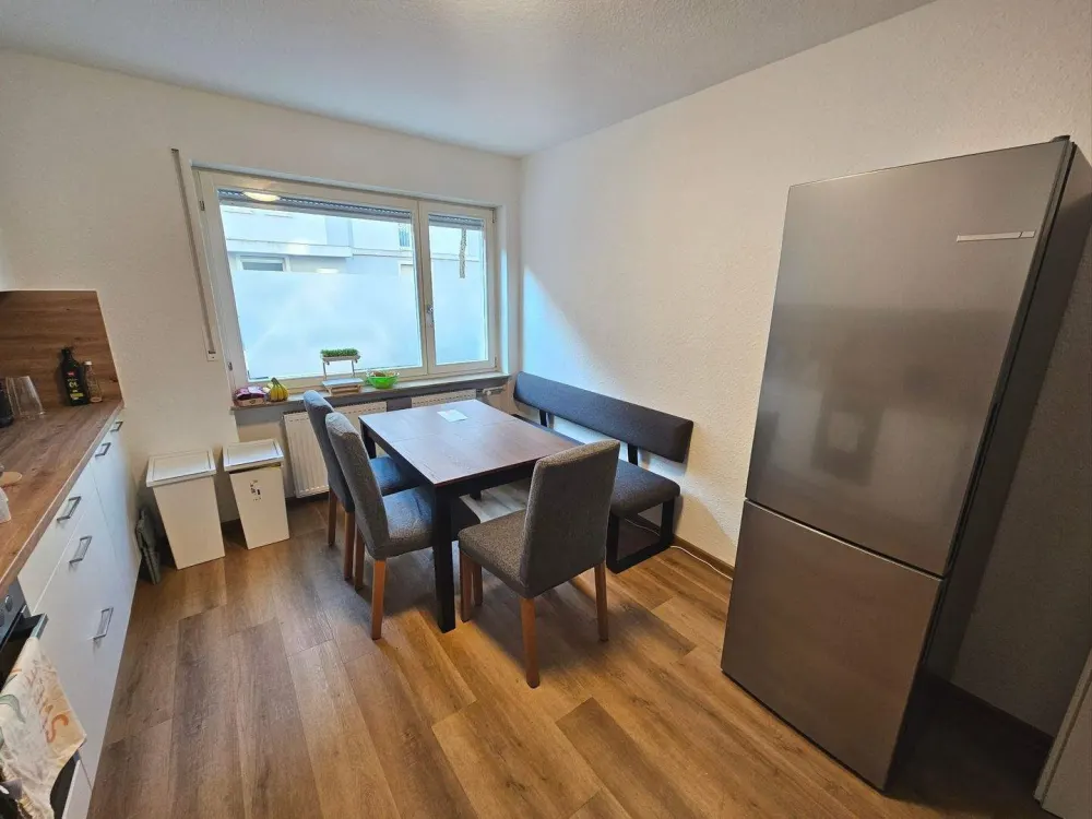 Saniertes Zimmer zu vermieten mit ca. 25qm in 6er-WG
