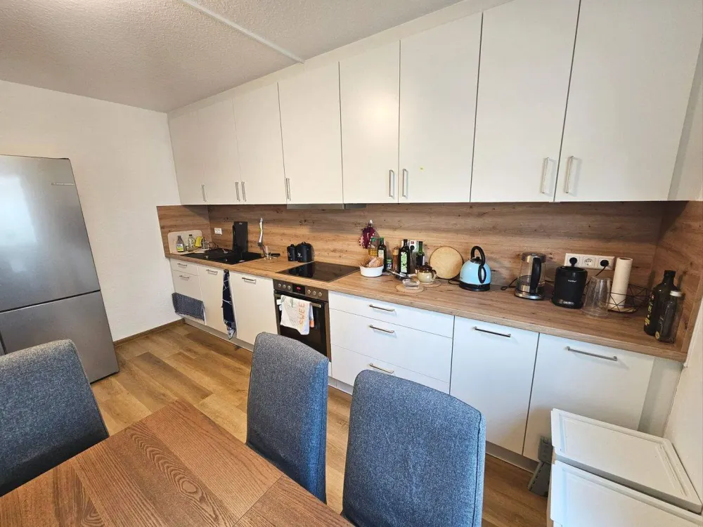 Saniertes Zimmer zu vermieten mit ca. 25qm in 6er-WG