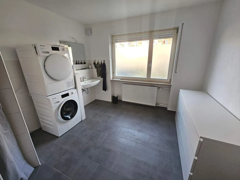 Saniertes Zimmer zu vermieten mit ca. 25qm in 6er-WG
