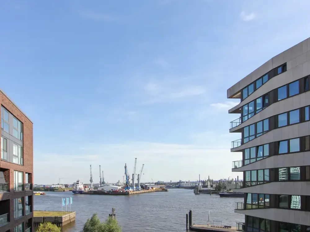 *Modernes Wohnen mit Wasserblick - Stilvoll möbliert + befristet ! *