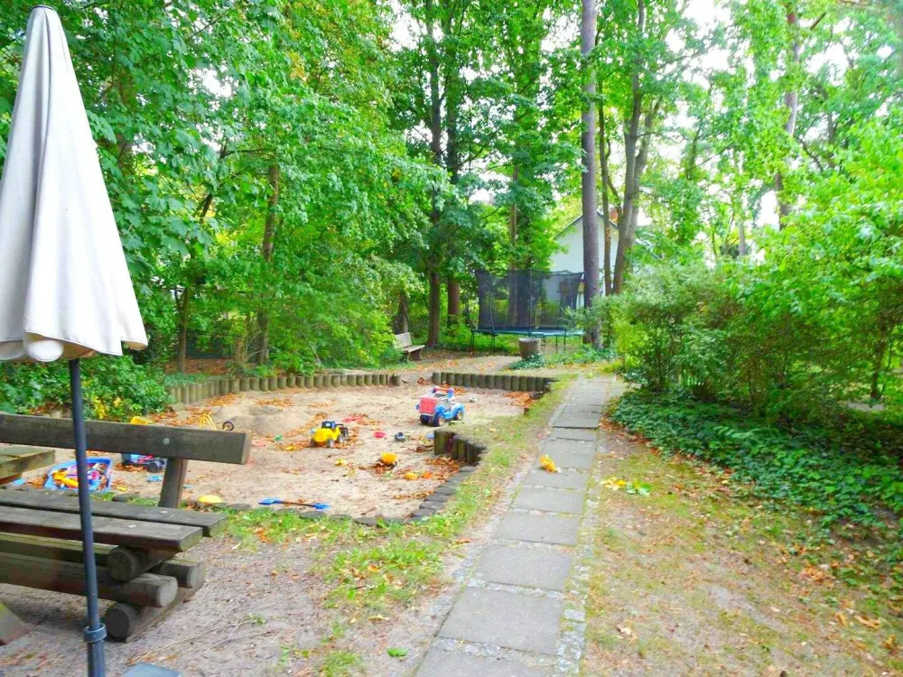 Stadtvilla, DG-Maisonette-Wohnung mit kl. Terrasse, Gemeinschaftsgarten, Fußbodenheizung und EBK
