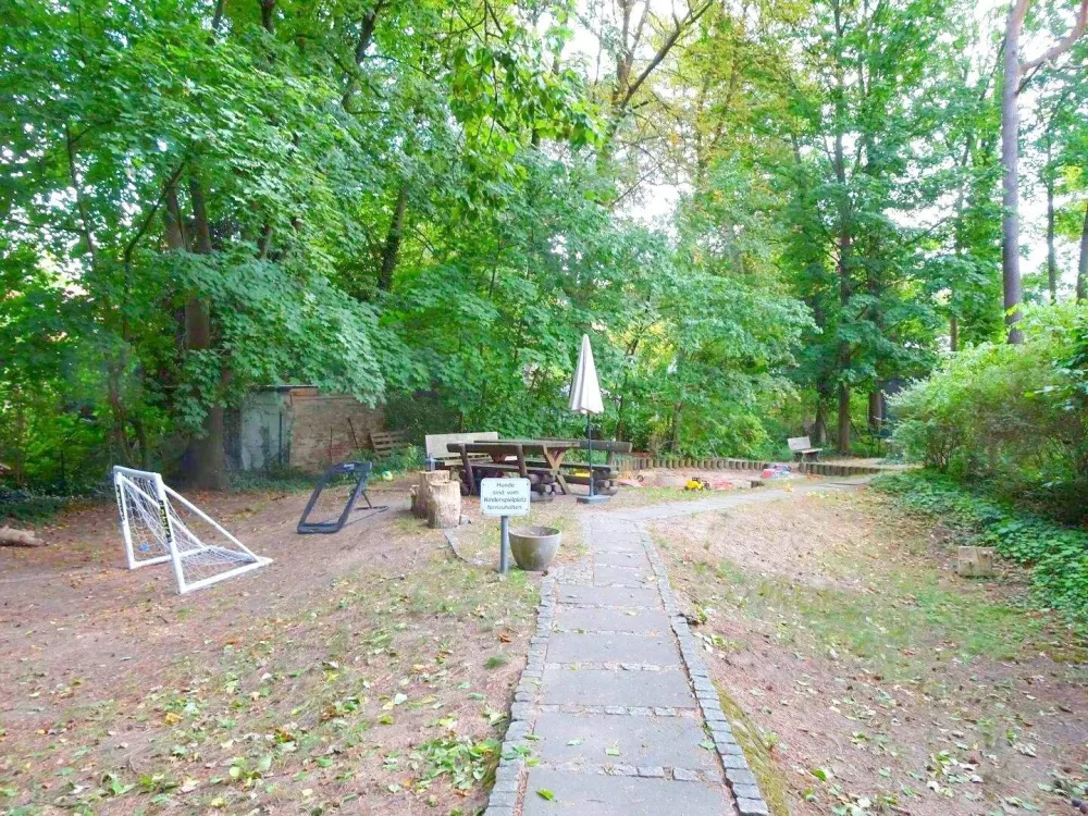 Stadtvilla, DG-Maisonette-Wohnung mit kl. Terrasse, Gemeinschaftsgarten, Fußbodenheizung und EBK