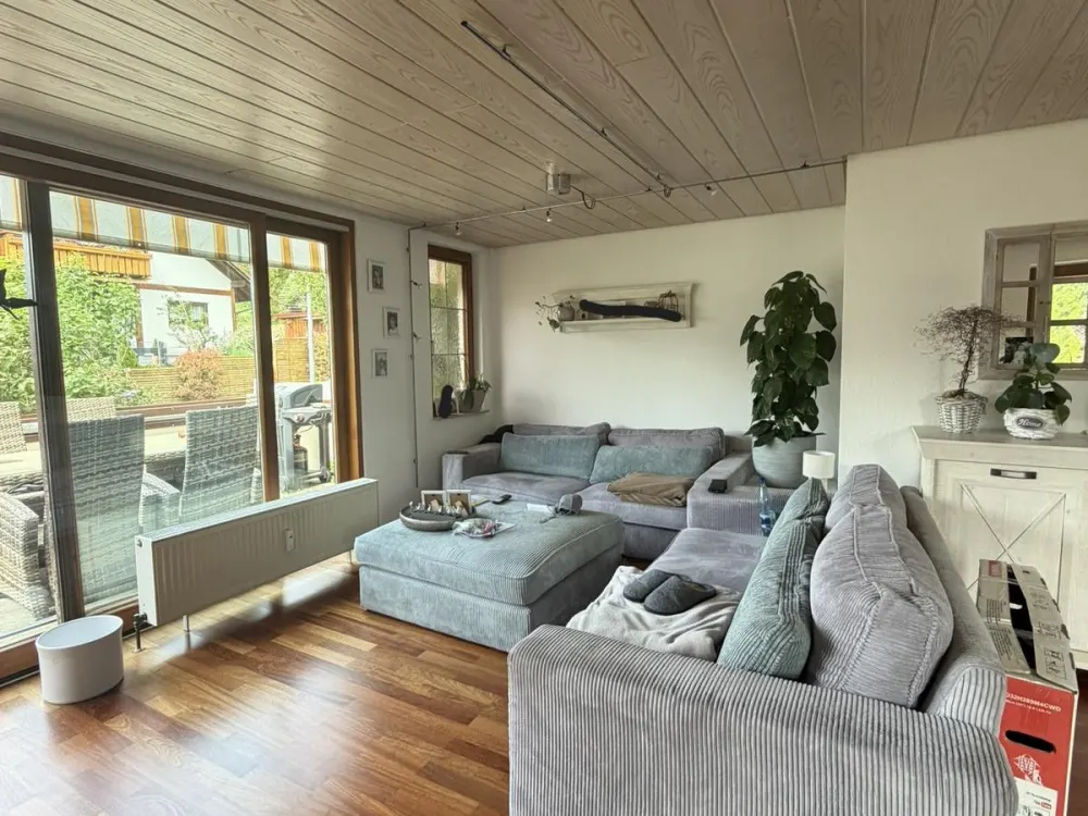 HELL UND GROSSZÜGIG - 2,5-Zimmer-Wohnung in Esslingen mit Terrasse, Stellplatz - 9064