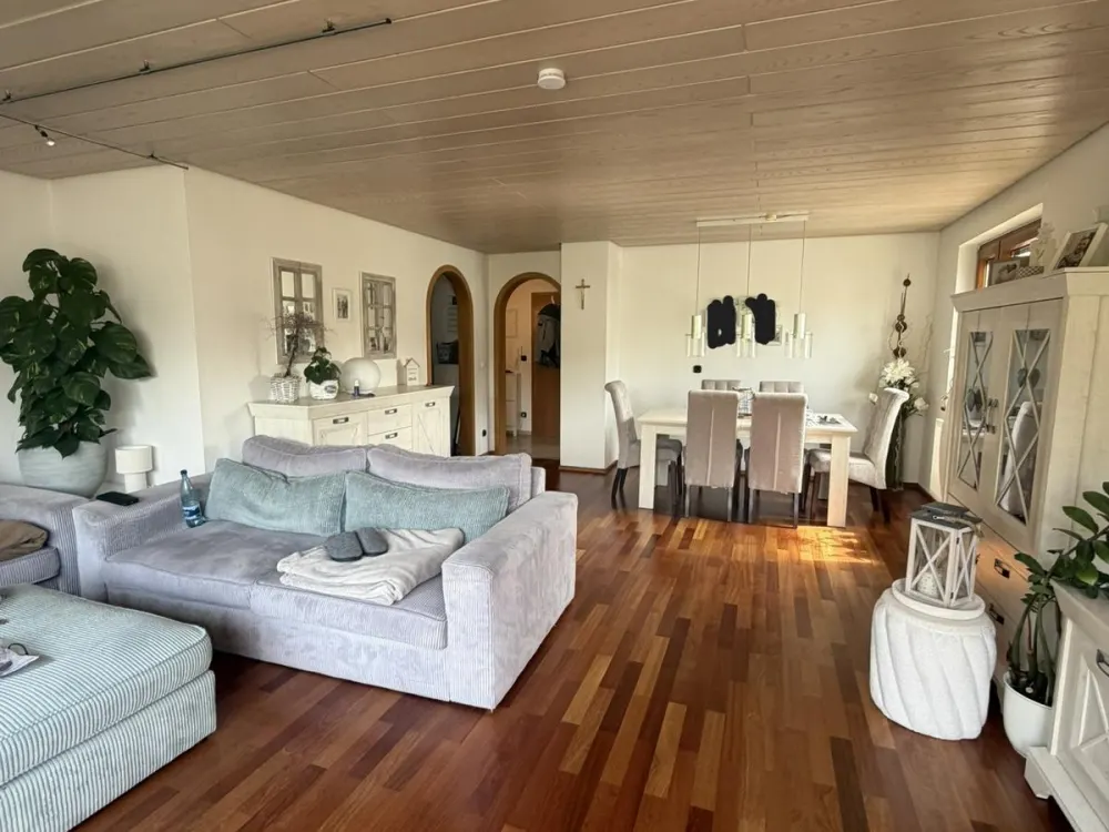 HELL UND GROSSZÜGIG - 2,5-Zimmer-Wohnung in Esslingen mit Terrasse, Stellplatz - 9064