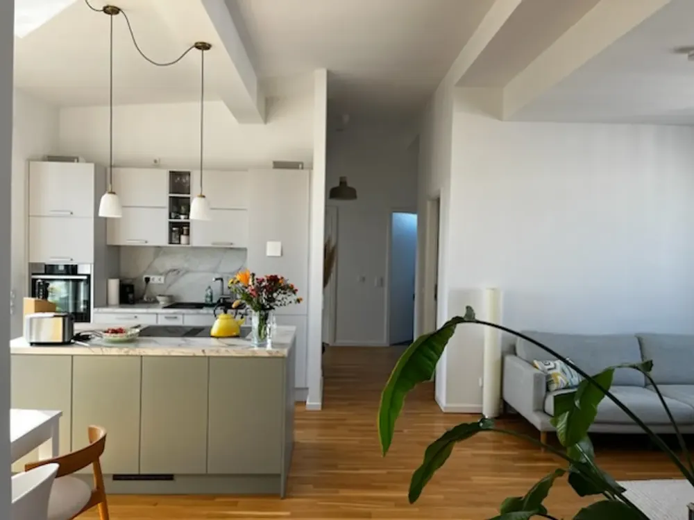 Moderne, Mobilierte helle 3 Zimmer Wohnung mit großer Dachterrasse in ruhiger grüner Seitenstraße