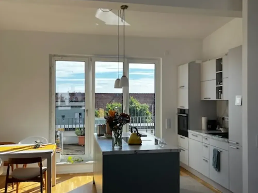 Moderne, Mobilierte helle 3 Zimmer Wohnung mit großer Dachterrasse in ruhiger grüner Seitenstraße