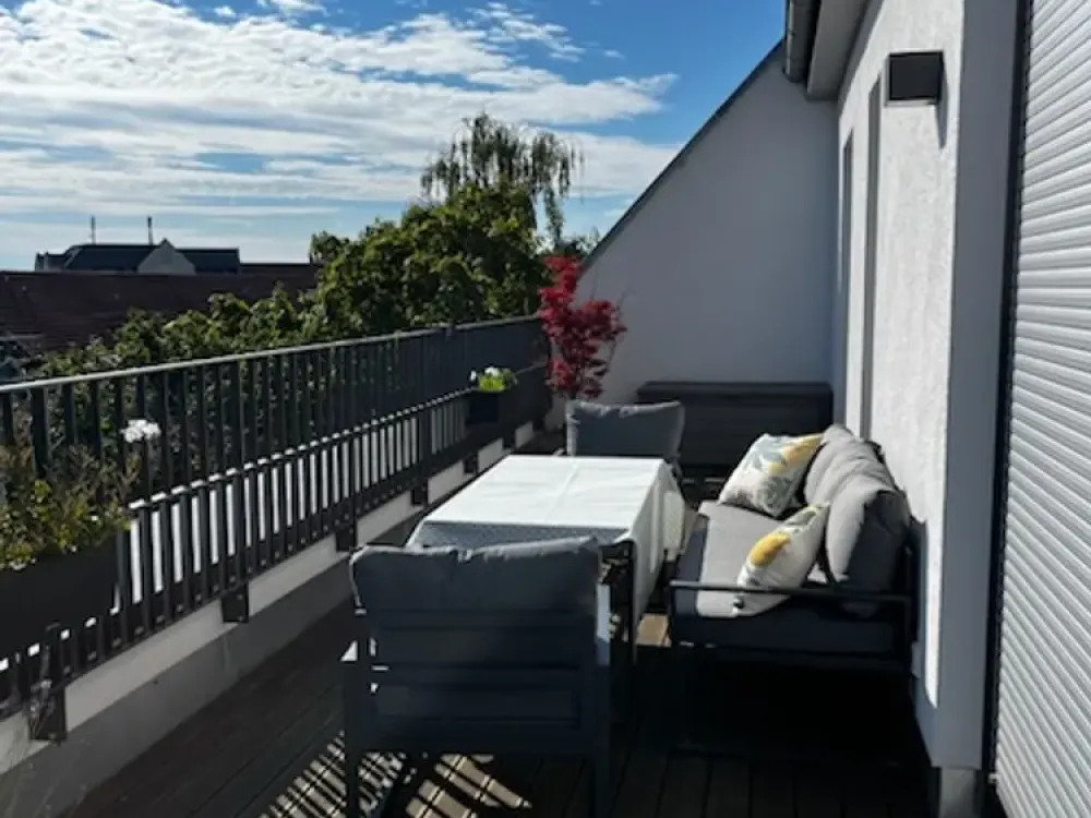 Moderne, Mobilierte helle 3 Zimmer Wohnung mit großer Dachterrasse in ruhiger grüner Seitenstraße