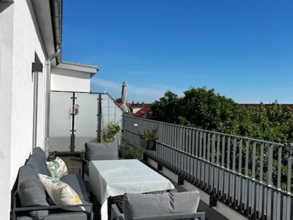 Moderne, Mobilierte helle 3 Zimmer Wohnung mit großer Dachterrasse in ruhiger grüner Seitenstraße