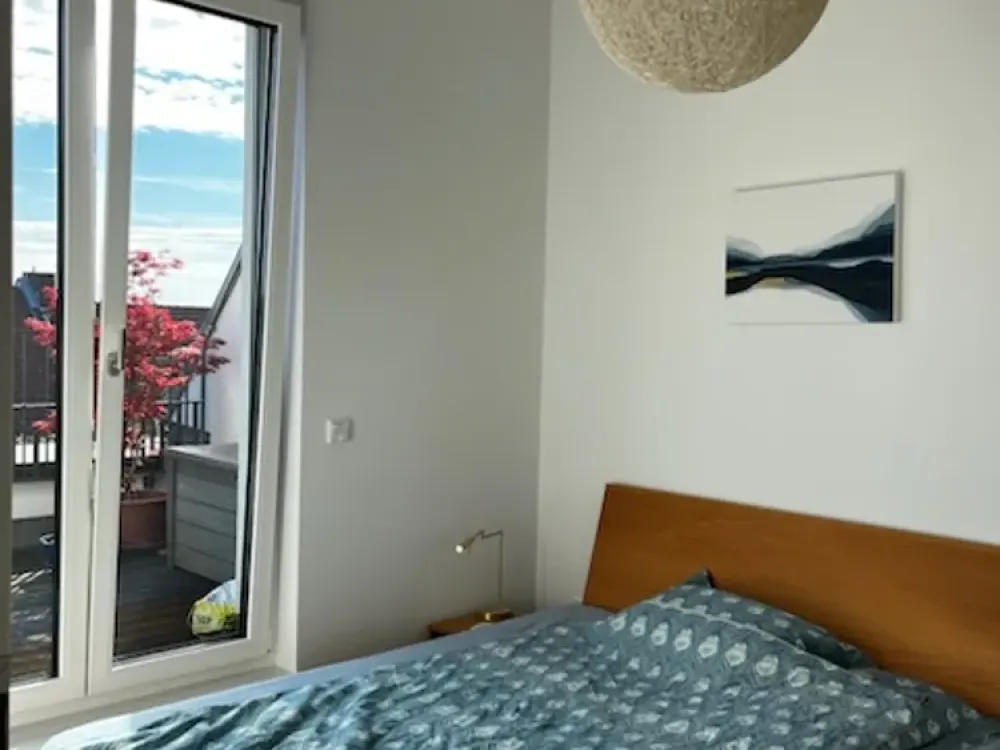 Moderne, Mobilierte helle 3 Zimmer Wohnung mit großer Dachterrasse in ruhiger grüner Seitenstraße