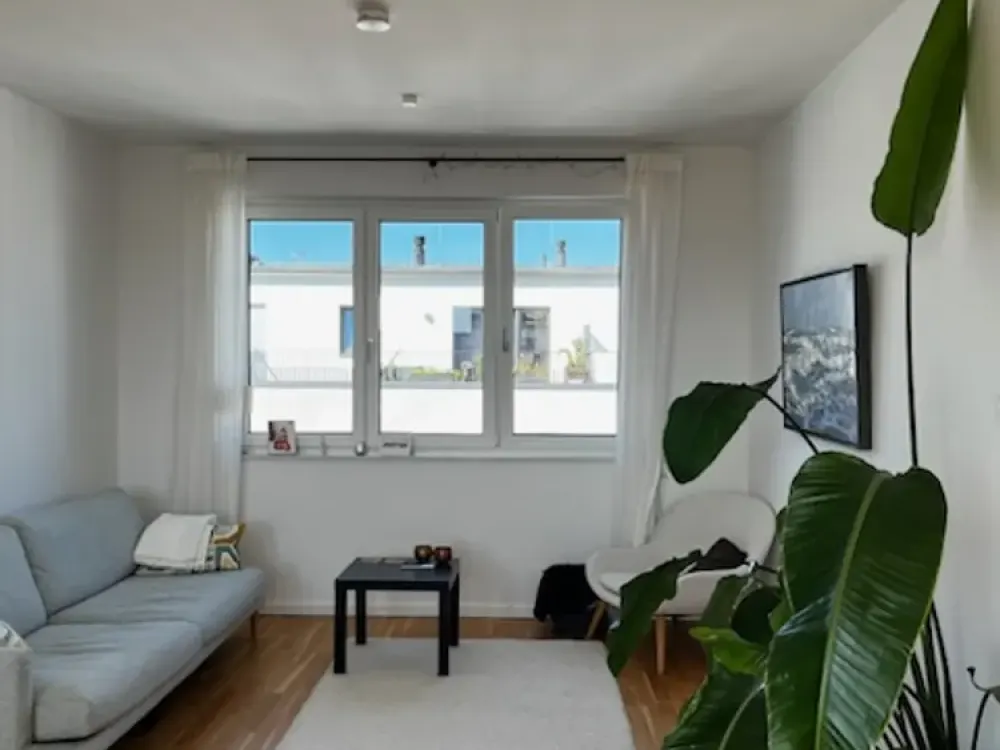 Moderne, Mobilierte helle 3 Zimmer Wohnung mit großer Dachterrasse in ruhiger grüner Seitenstraße