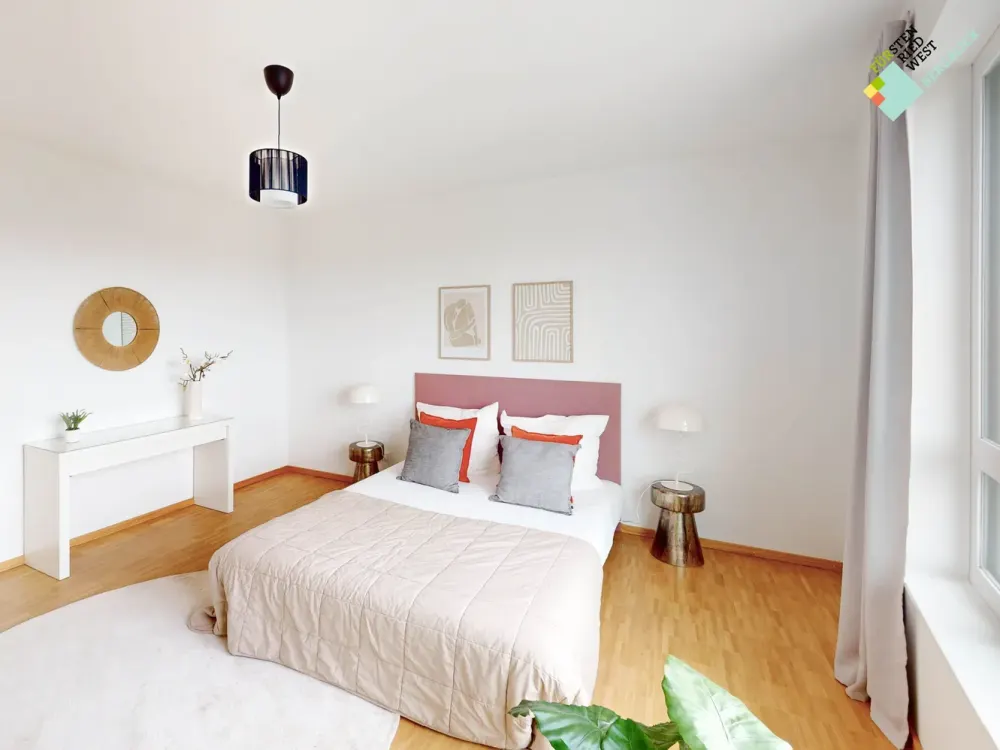 Contemporary Living at BERGBLICK: 5-Room Apartment with Clear Family Zone