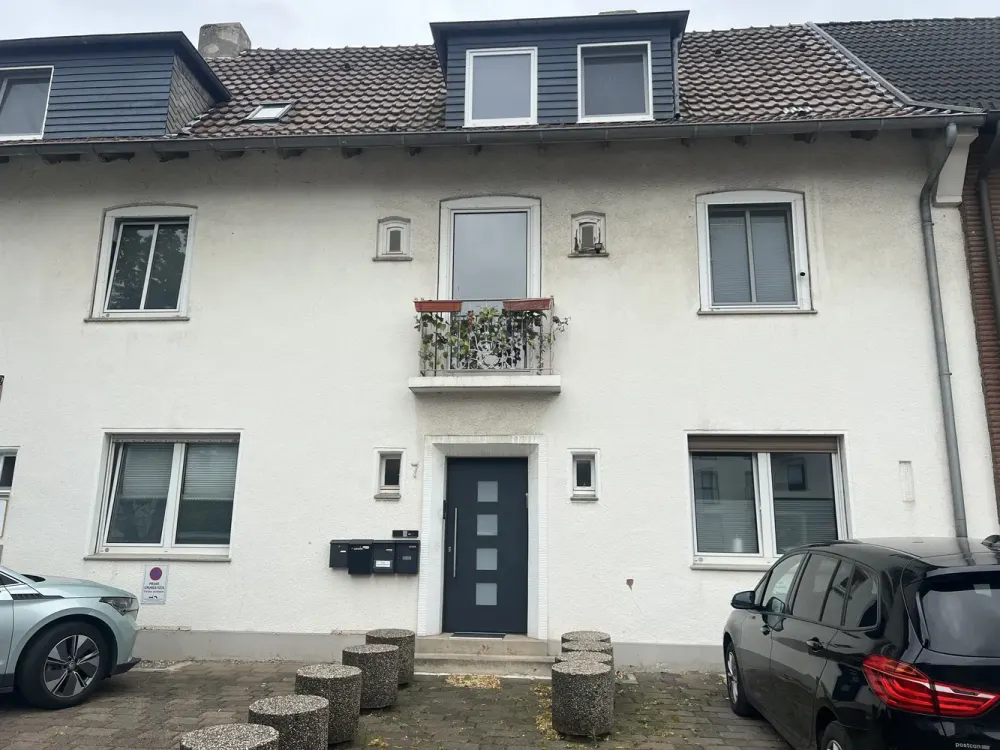 2,5 Zimmer Erdgeschosswohnung (86 qm) mit Garten und Garage
