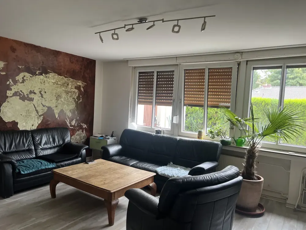 2,5 Zimmer Erdgeschosswohnung (86 qm) mit Garten und Garage