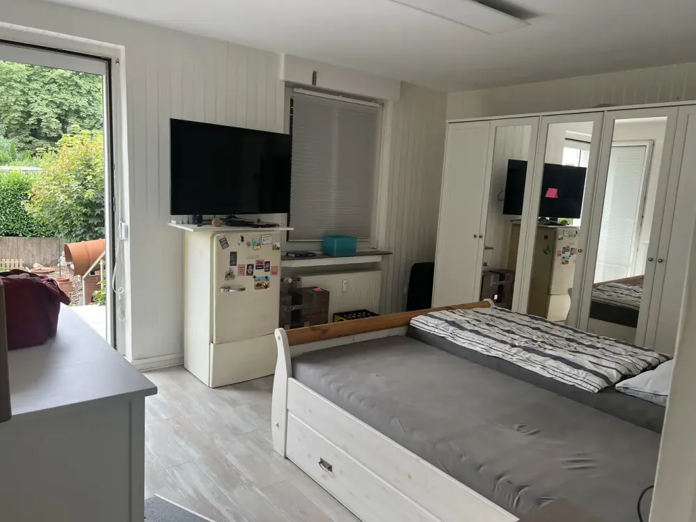 2,5 Zimmer Erdgeschosswohnung (86 qm) mit Garten und Garage