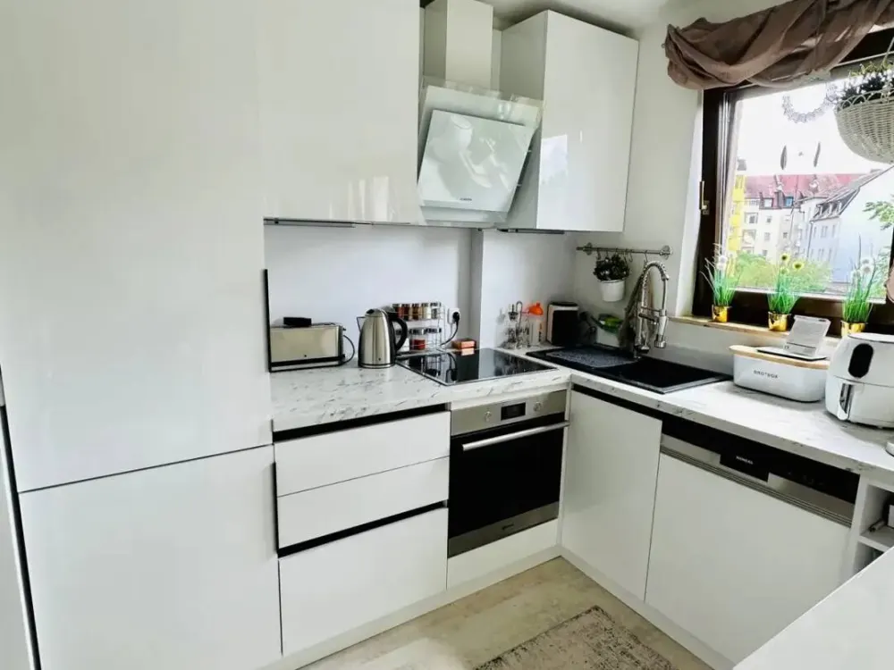 Hochwertige 2-Zimmer-Wohnung mit Einbauküche, TG-Stellplatz und Balkon. Ideal für Studenten/ Einpersonenhaushalt
