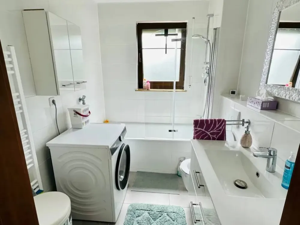 Hochwertige 2-Zimmer-Wohnung mit Einbauküche, TG-Stellplatz und Balkon. Ideal für Studenten/ Einpersonenhaushalt