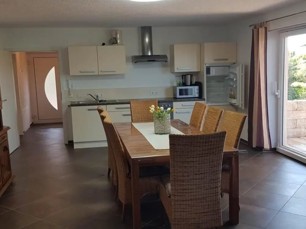 2 Zi Wohnung 65m2- Top Lage gehobene Ausstattung - voll möbliert
