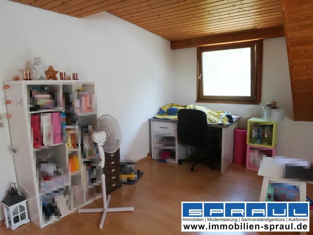 2 Zimmer DG Wohnung in ruhiger Lage von Friedrichshafen, perfekt für ZU Studenten