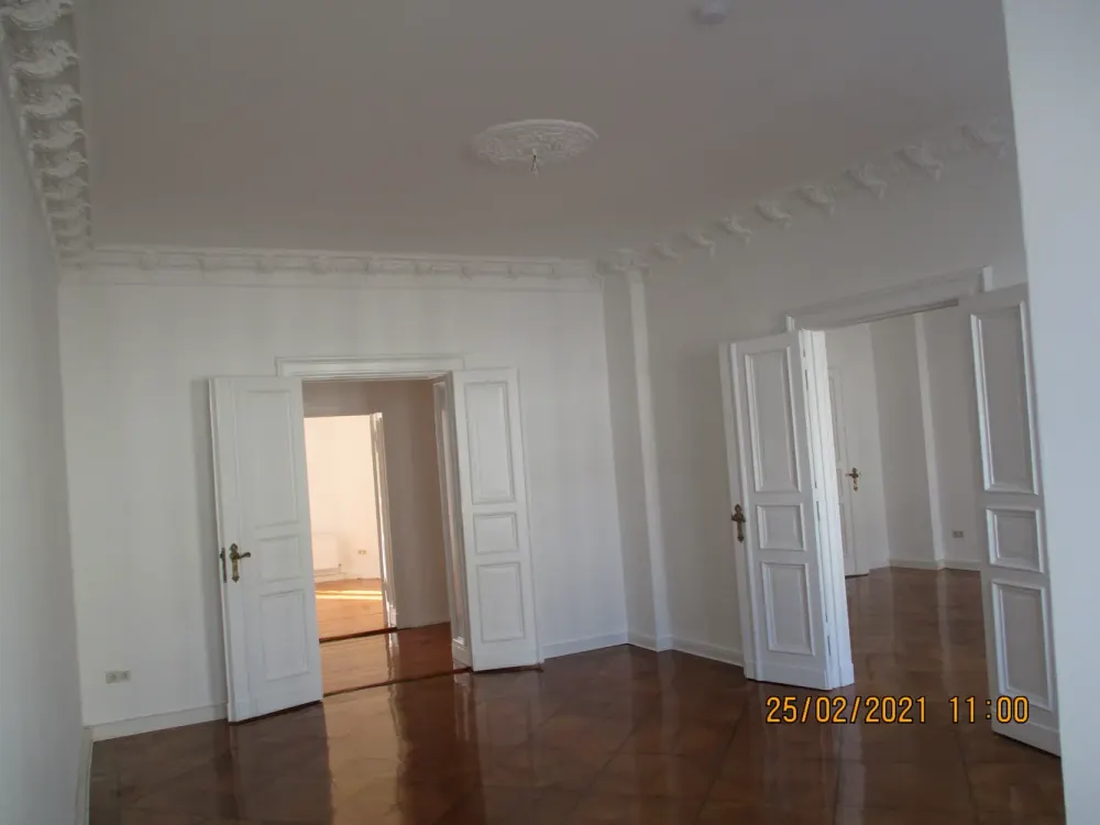 Wunderschöne große 5 Zimmer Altbauwohnung in zentraler Lage