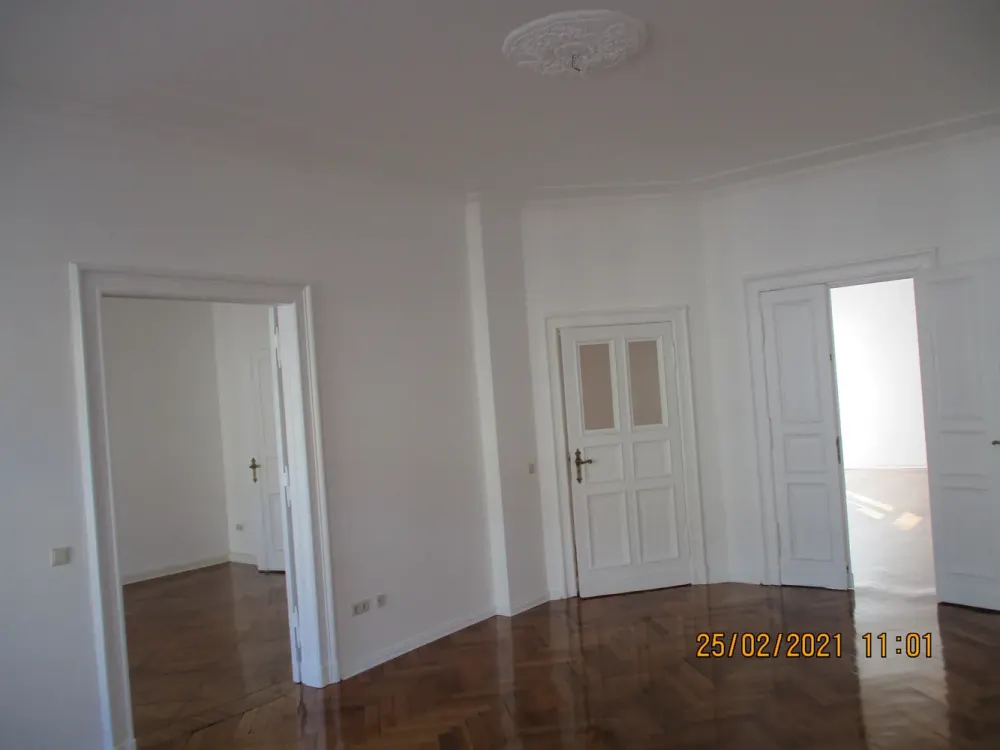 Wunderschöne große 5 Zimmer Altbauwohnung in zentraler Lage