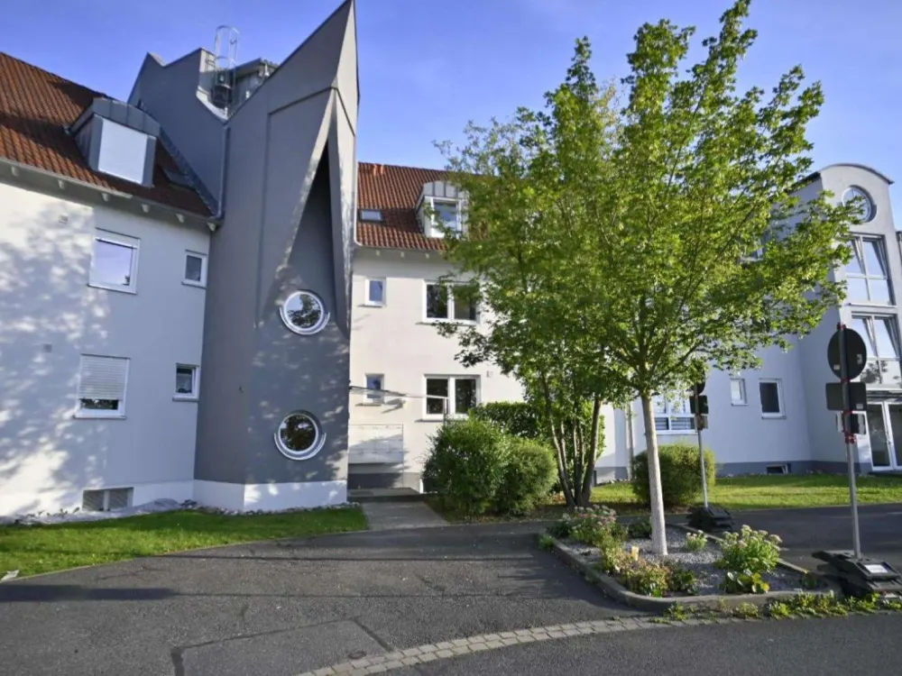 Bright, quiet, partially furnished apartment + balcony, approx. 35m², extra underground parking space