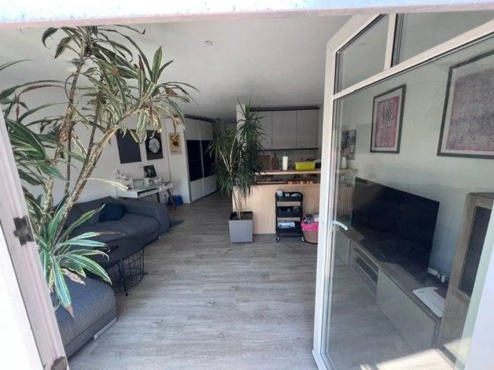 Bright, quiet, partially furnished apartment + balcony, approx. 35m², extra underground parking space