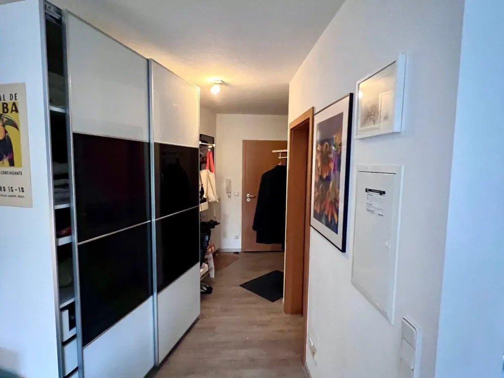 Bright, quiet, partially furnished apartment + balcony, approx. 35m², extra underground parking space