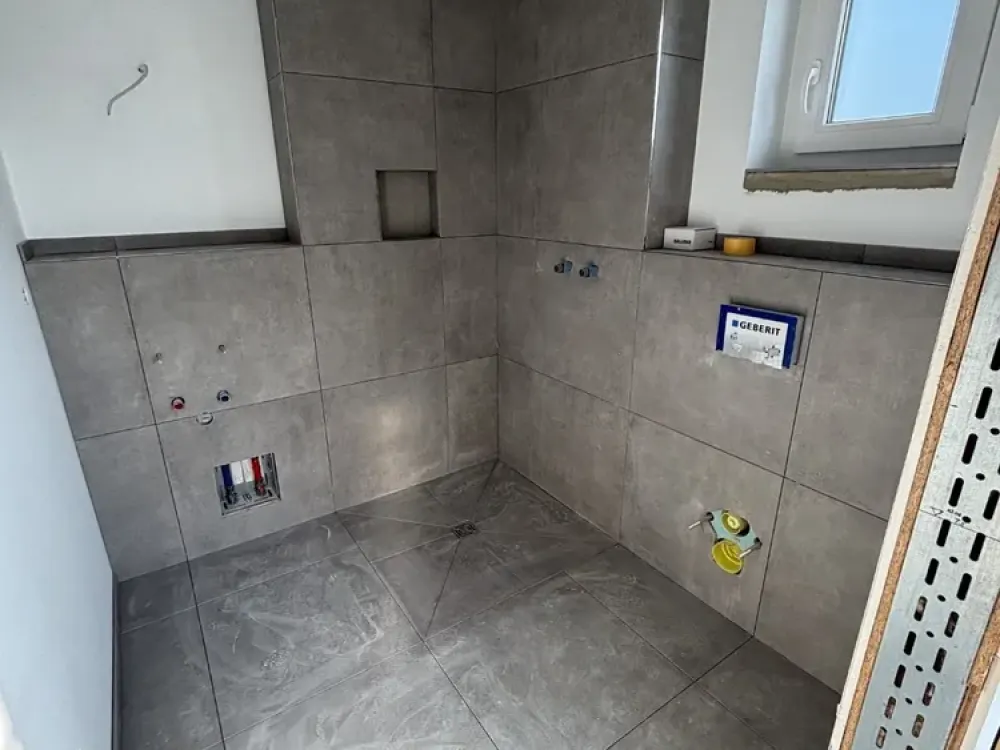 Stilvoller Neubau/Erstbezug. Voll ausgestattetes Dachterrassen-Apartment all inclusive