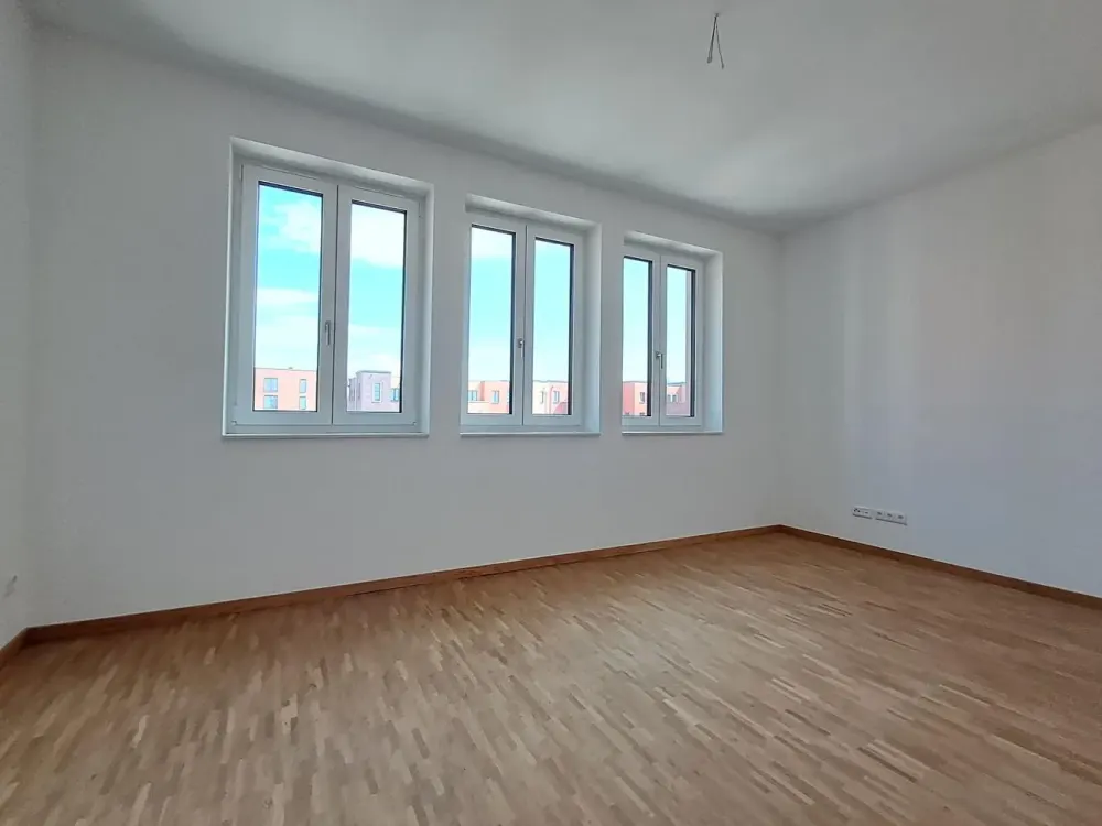 Bright 3-Room Apartment with Balcony - Move In and Feel at Home!