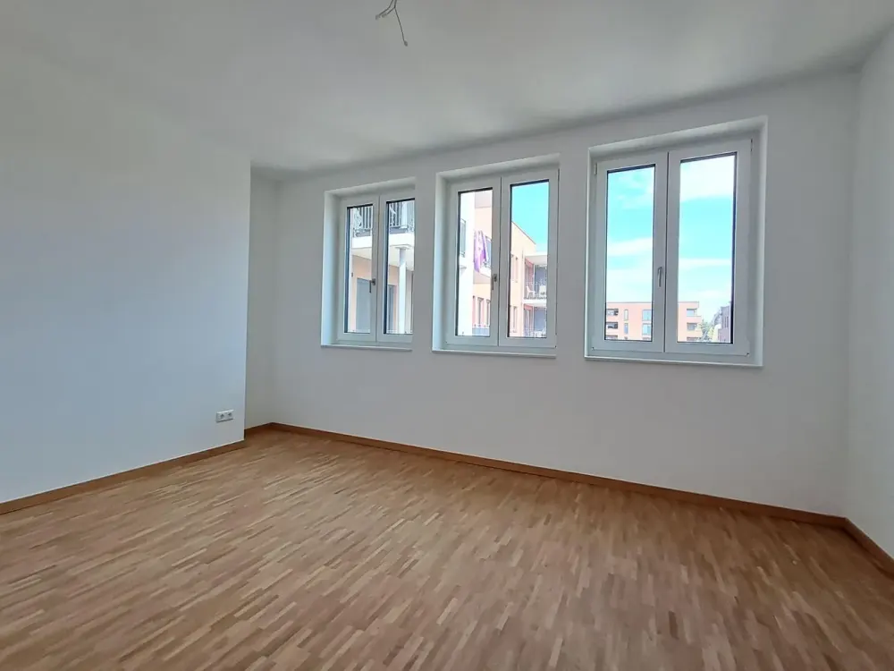 Bright 3-Room Apartment with Balcony - Move In and Feel at Home!