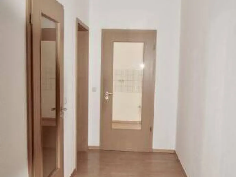 شقة صغيرة بغرفة ونصف مع حمام كبير وشرفة في حي بلومنفيرتل للإيجار