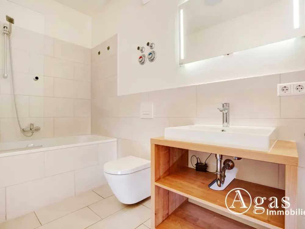 Lichtdurchflutete 2 Zimmer Wohnung mit ca. 67m², EBK und großem Balkon in Berlin-Mitte!