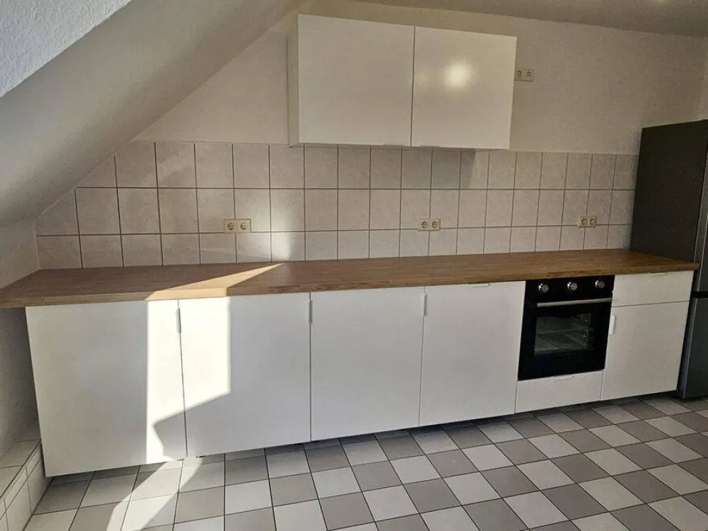 Kernsanierte 3-Zimmer-DG-Wohnung mit Wohnküche, neuer EBK und Sonnenterrasse in Eller