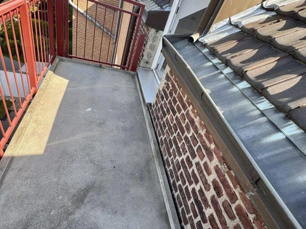 Kernsanierte 3-Zimmer-DG-Wohnung mit Wohnküche, neuer EBK und Sonnenterrasse in Eller