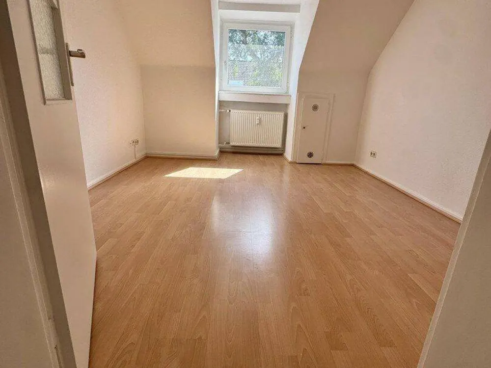 Kernsanierte 3-Zimmer-DG-Wohnung mit Wohnküche, neuer EBK und Sonnenterrasse in Eller