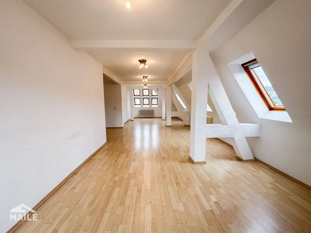 Zentral, geräumig, hell - schöne 3-Zimmer-Dachgeschosswohnung in der Stuttgarter Stadtmitte