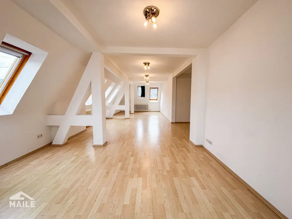 Zentral, geräumig, hell - schöne 3-Zimmer-Dachgeschosswohnung in der Stuttgarter Stadtmitte