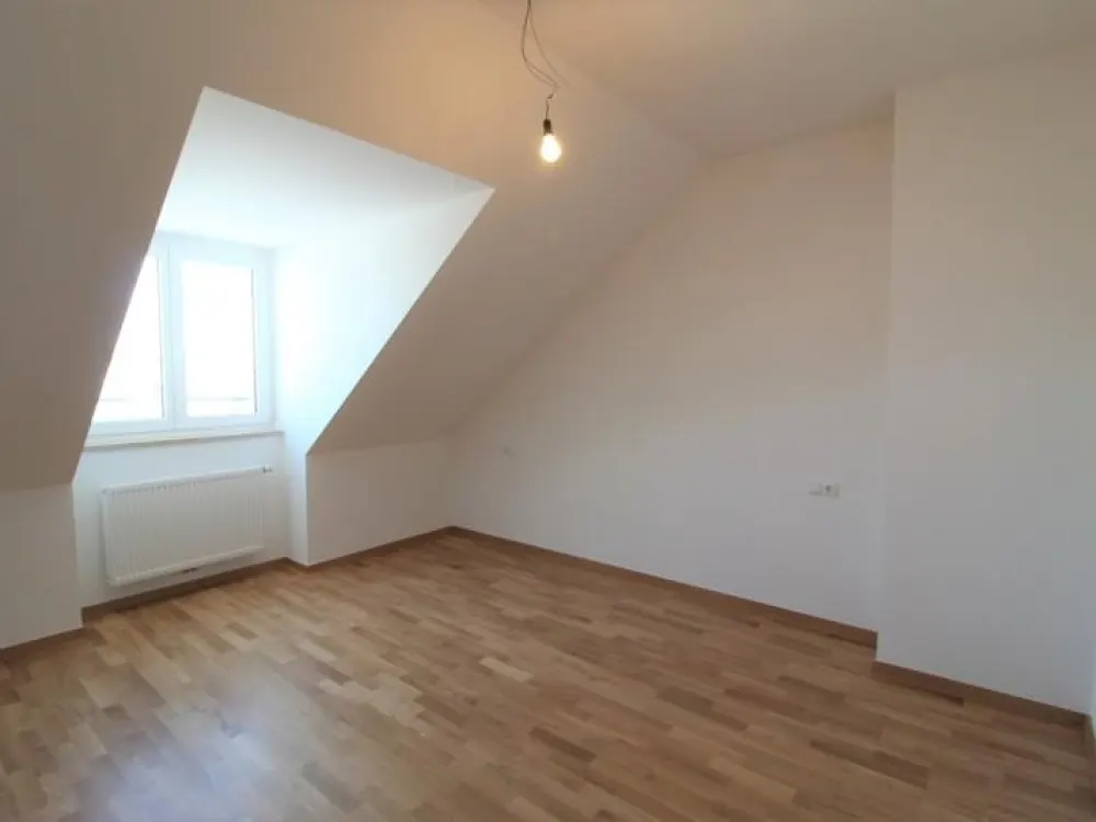Helle moderne 3-Zi.-DG-Whg. mit Dachloggia - Einzug sofort, bezahlen erst ab Ende September!