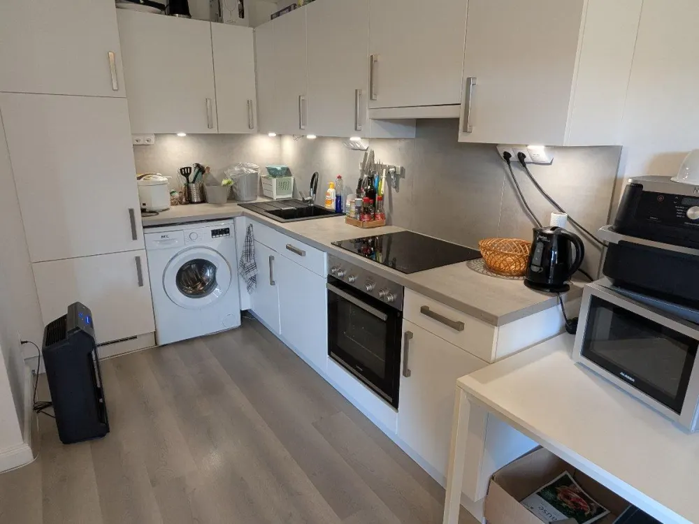 Moderne 2-Zimmer-Wohnung mit Balkon, Einbauküche & Stellplatz