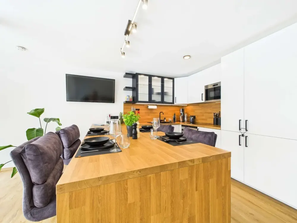 Voll ausgestattet & hochwertig möbliert Wohnung mit Terrasse - ab Okt. 26 bis Juni 27