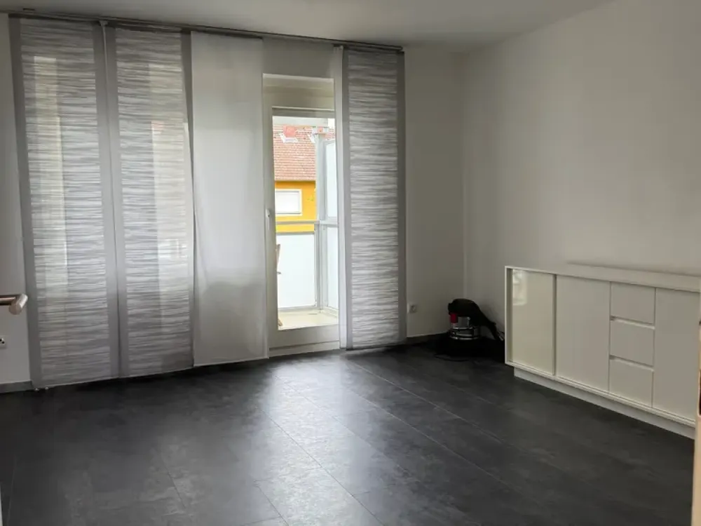 Teilmöblierte Wohnung mit großen Balkon