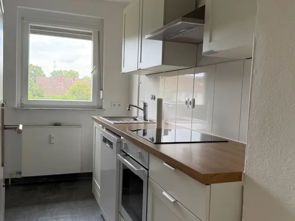 Teilmöblierte Wohnung mit großen Balkon