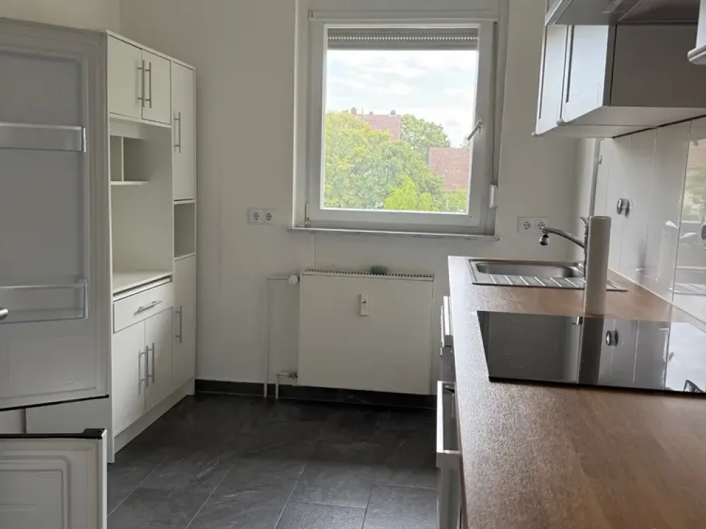 Teilmöblierte Wohnung mit großen Balkon