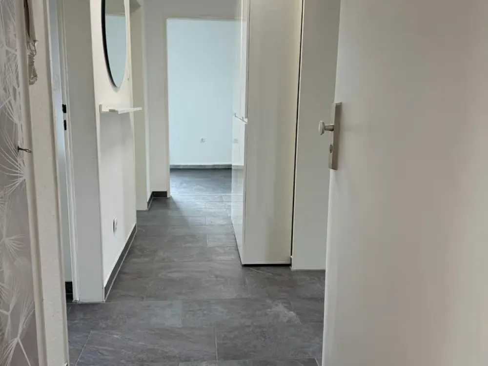 Teilmöblierte Wohnung mit großen Balkon