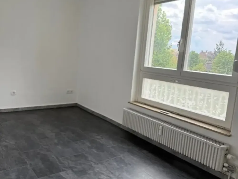 Teilmöblierte Wohnung mit großen Balkon