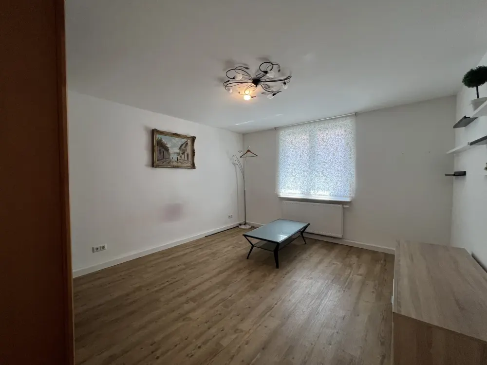 Komfortabel möblierte 2-Zimmer-Wohnung mit Balkon in zentraler und attraktiver Wohnlage.