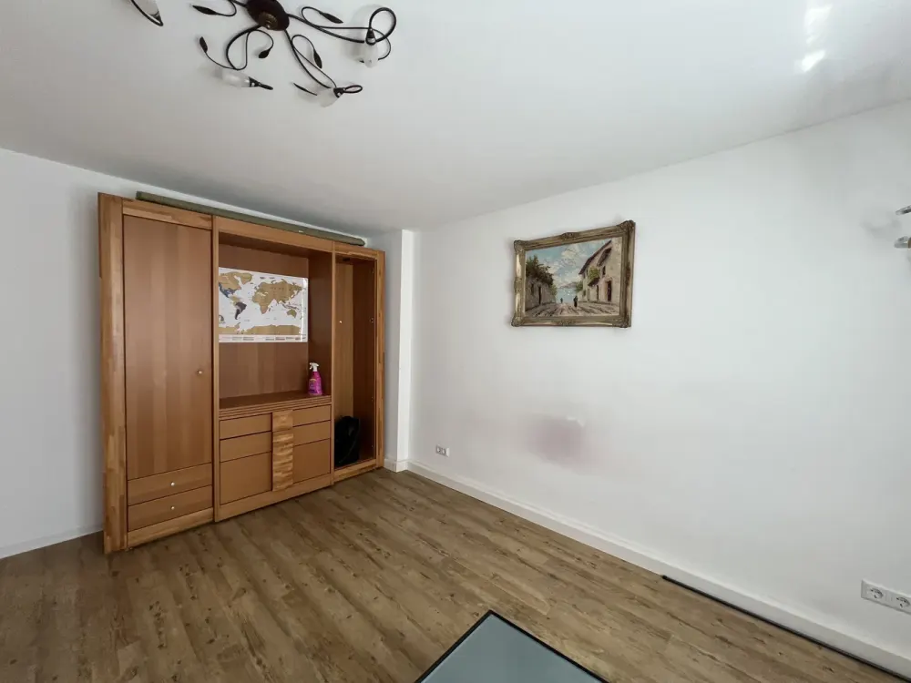 Komfortabel möblierte 2-Zimmer-Wohnung mit Balkon in zentraler und attraktiver Wohnlage.