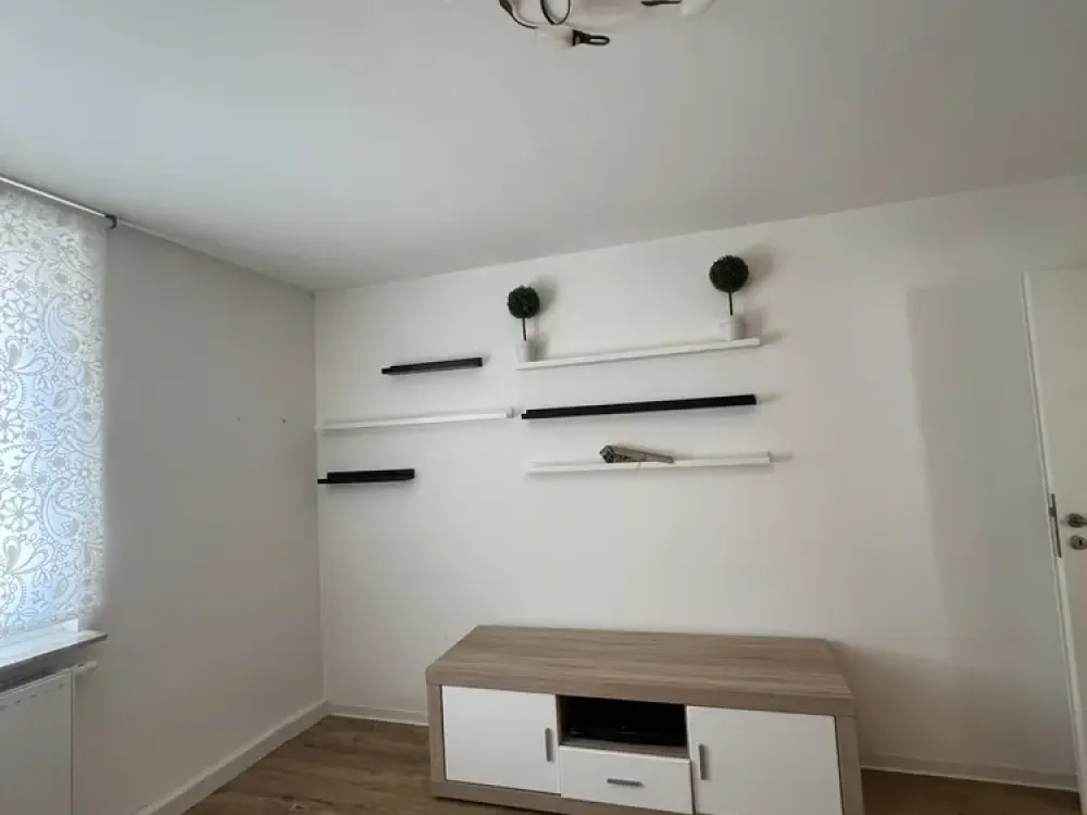 Komfortabel möblierte 2-Zimmer-Wohnung mit Balkon in zentraler und attraktiver Wohnlage.