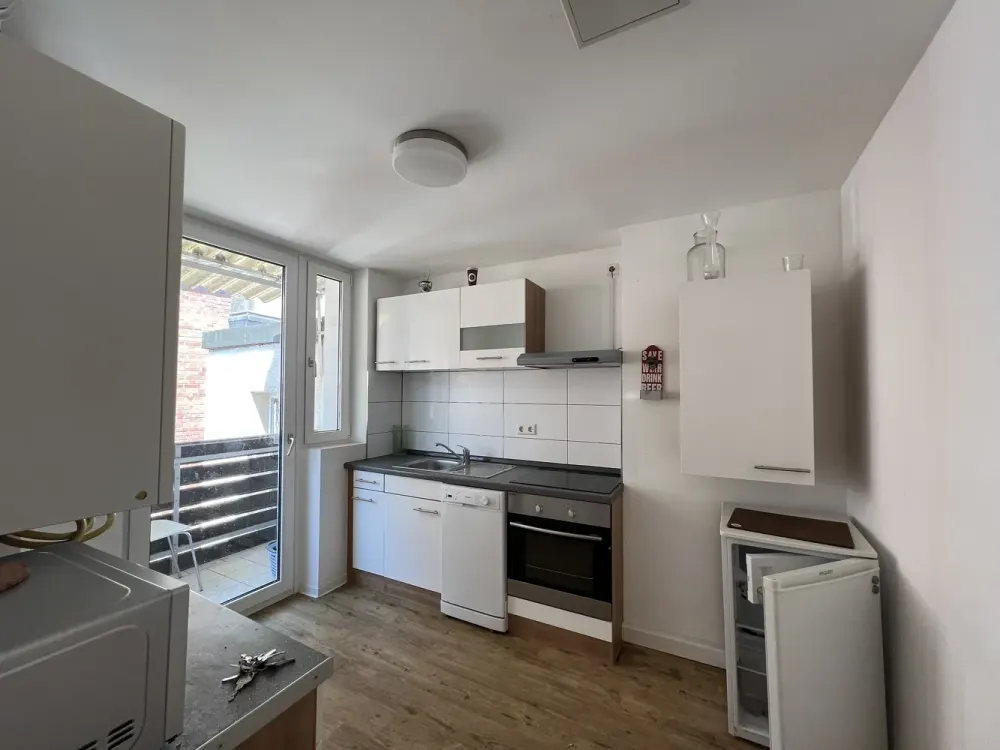 Komfortabel möblierte 2-Zimmer-Wohnung mit Balkon in zentraler und attraktiver Wohnlage.