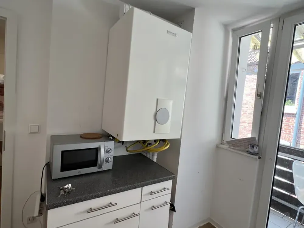 Komfortabel möblierte 2-Zimmer-Wohnung mit Balkon in zentraler und attraktiver Wohnlage.